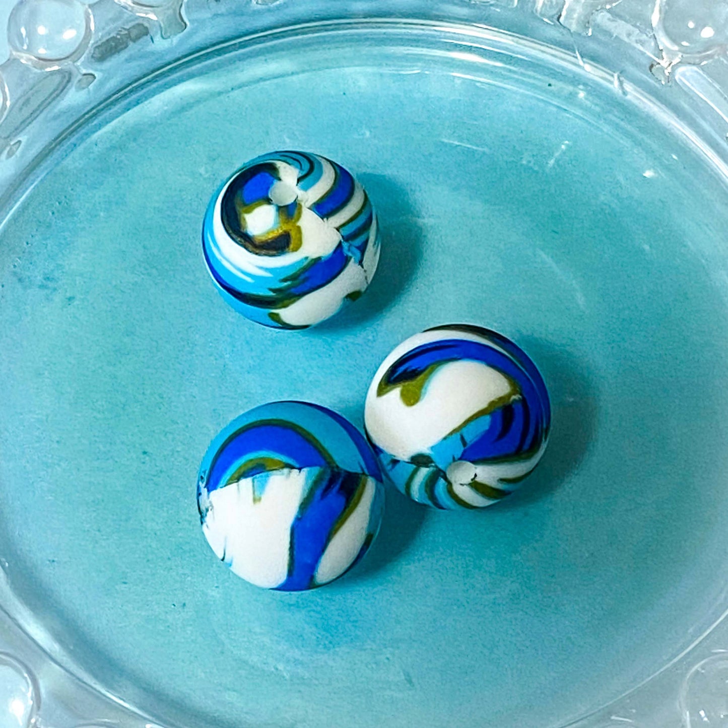 ocean waves blue and white 16mm round silicone beads. individual crackle pattern, swirly marbled, light blue, dark blue, pearly, water and abstract. uk craft supplies shop.
