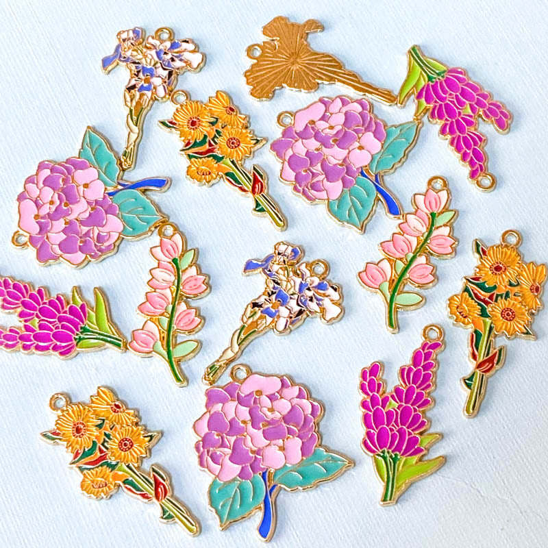 On Offer! LARGE FLOWER Gold Tone Enamel Charm 5 Colourful Blooms