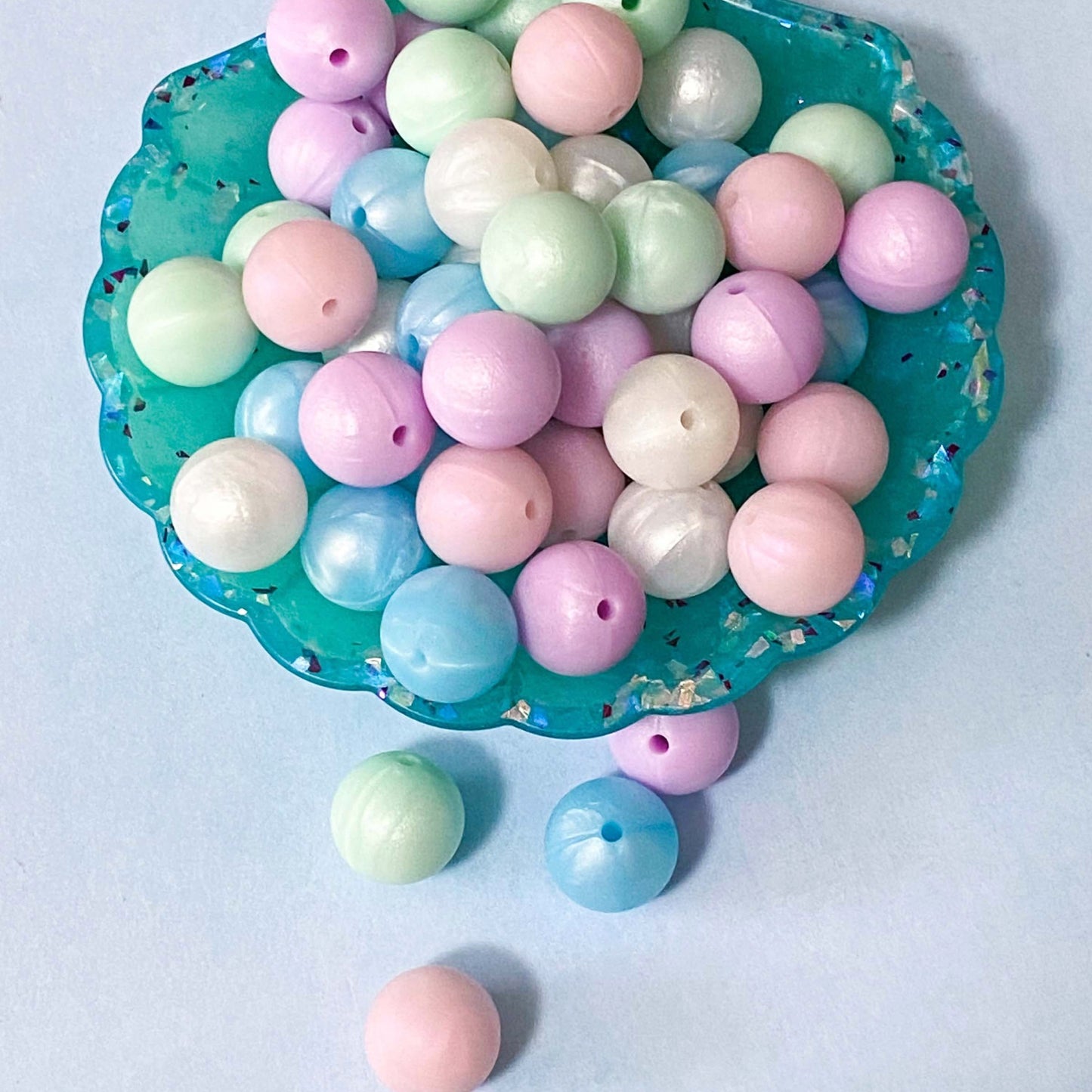 subtle pearly pearl pearlescent sheen shimmer silicone bead beads 15mm large jumbo jewellery making supplies beaded pen pens uk cute kawaii craft crafts pastel colours pink lilac blue white mint green beads bundle of 4
