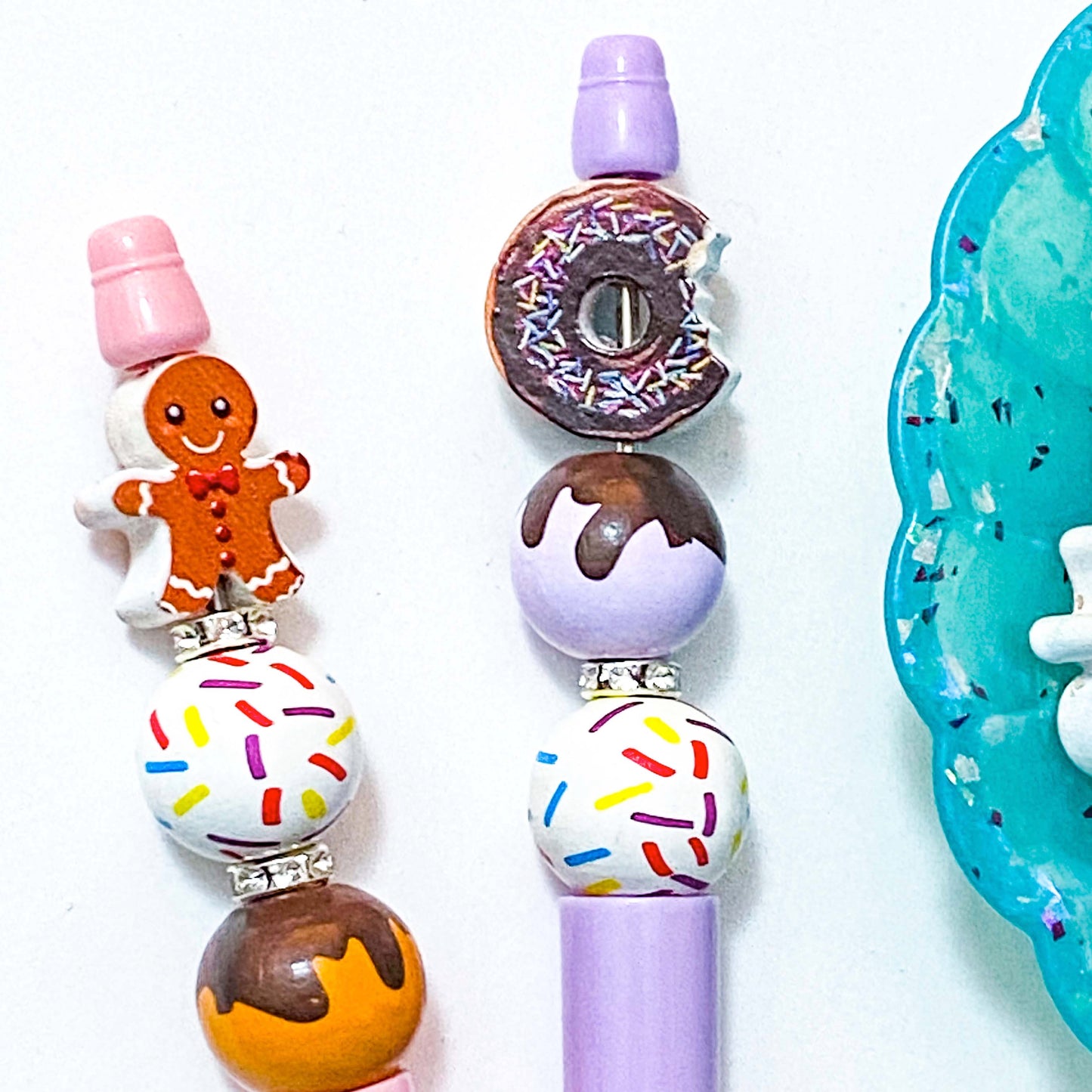 build your own topper pen bead beads beaded kit pens yellow aqua blue turquoise brown pink cute kawaii donut donuts gingerbread men man cookies food foods uk sparkly iced sprinkles treat treats 