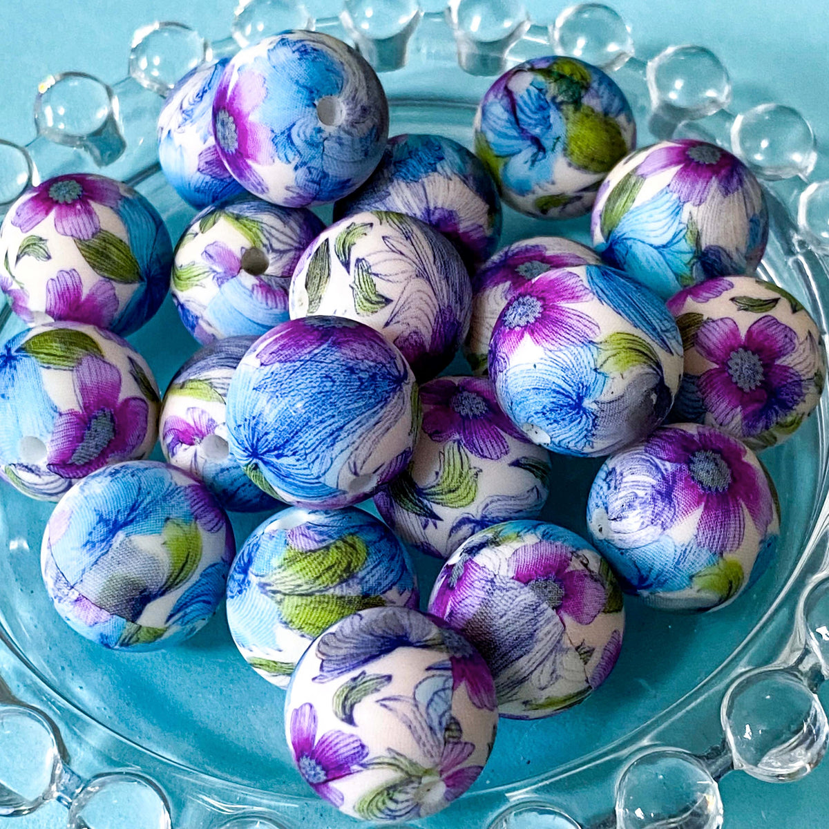 blue and lilac hydrangea themed round silicone 16mm beads with floral intricate pattern. uk craft supplies shop. 2mm hole for making beaded pens and jewellery