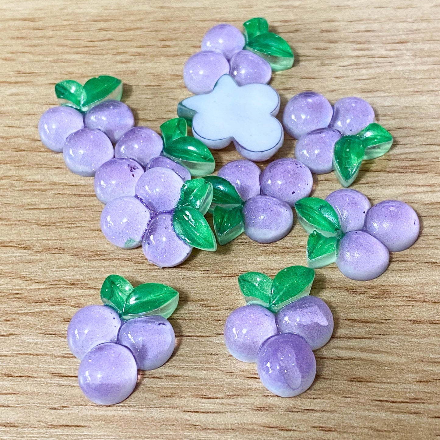 ON OFFER! BARGAIN CRAFT SUPPLIES - FLATBACKS & CHARMS