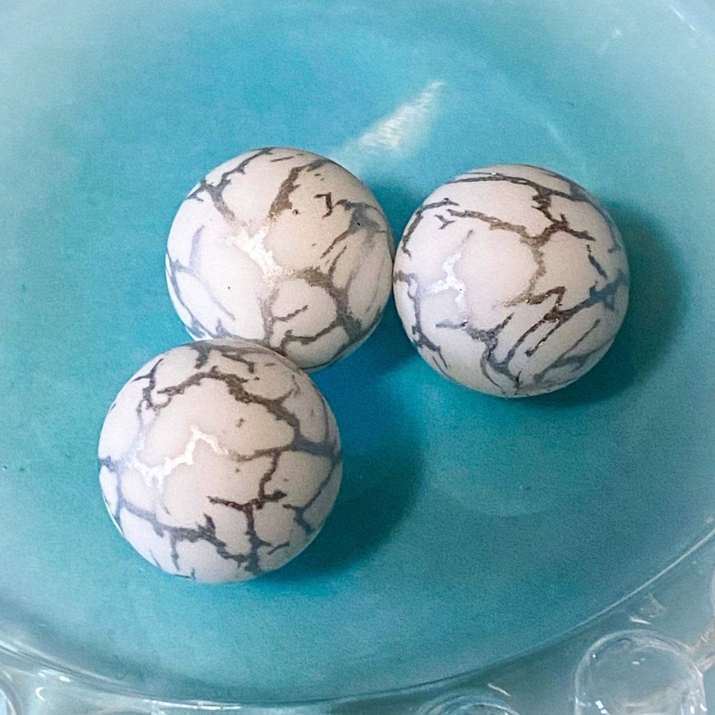 ocean waves blue and white 16mm round silicone beads. individual crackle pattern, swirly marbled, light blue, dark blue, water and abstract. uk craft supplies shop.