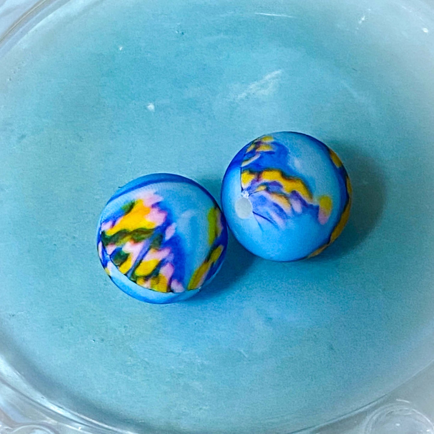 ocean waves blue and white 16mm round silicone beads. individual crackle pattern, swirly marbled, light blue, dark blue, water and abstract. uk craft supplies shop.