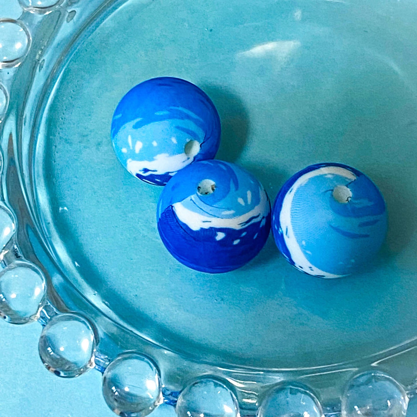 ocean waves blue and white 16mm round silicone beads. individual crackle pattern, swirly marbled, light blue, dark blue, water and abstract. uk craft supplies shop.