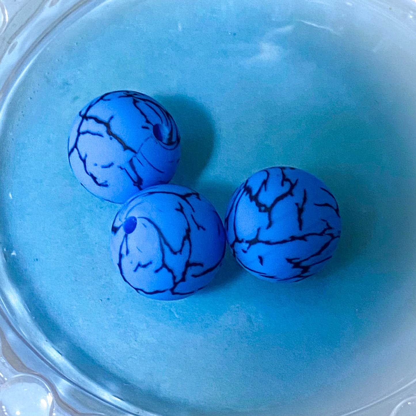 ocean waves blue and white 16mm round silicone beads. individual crackle pattern, swirly marbled, light blue, dark blue, pearly, water and abstract. uk craft supplies shop.