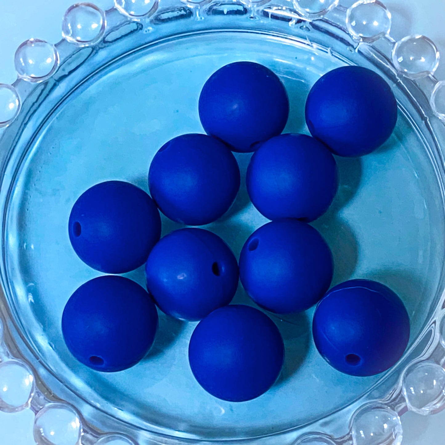 ocean waves blue and white 16mm round silicone beads. individual crackle pattern, swirly marbled, light blue, dark blue, water and abstract. uk craft supplies shop.