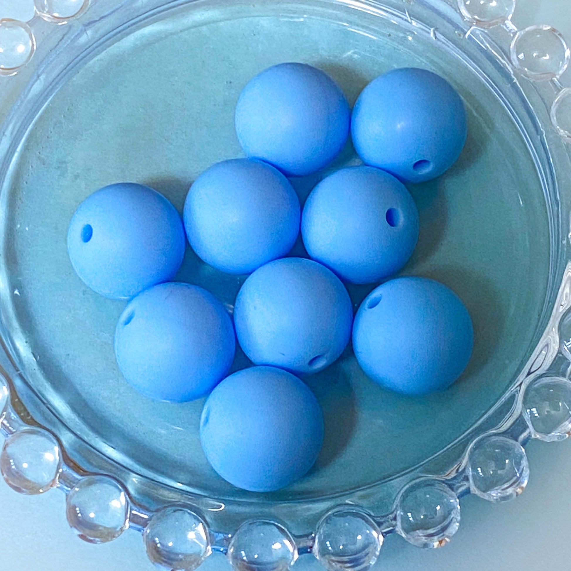 ocean waves blue and white 16mm round silicone beads. individual crackle pattern, swirly marbled, light blue, dark blue, water and abstract. uk craft supplies shop.